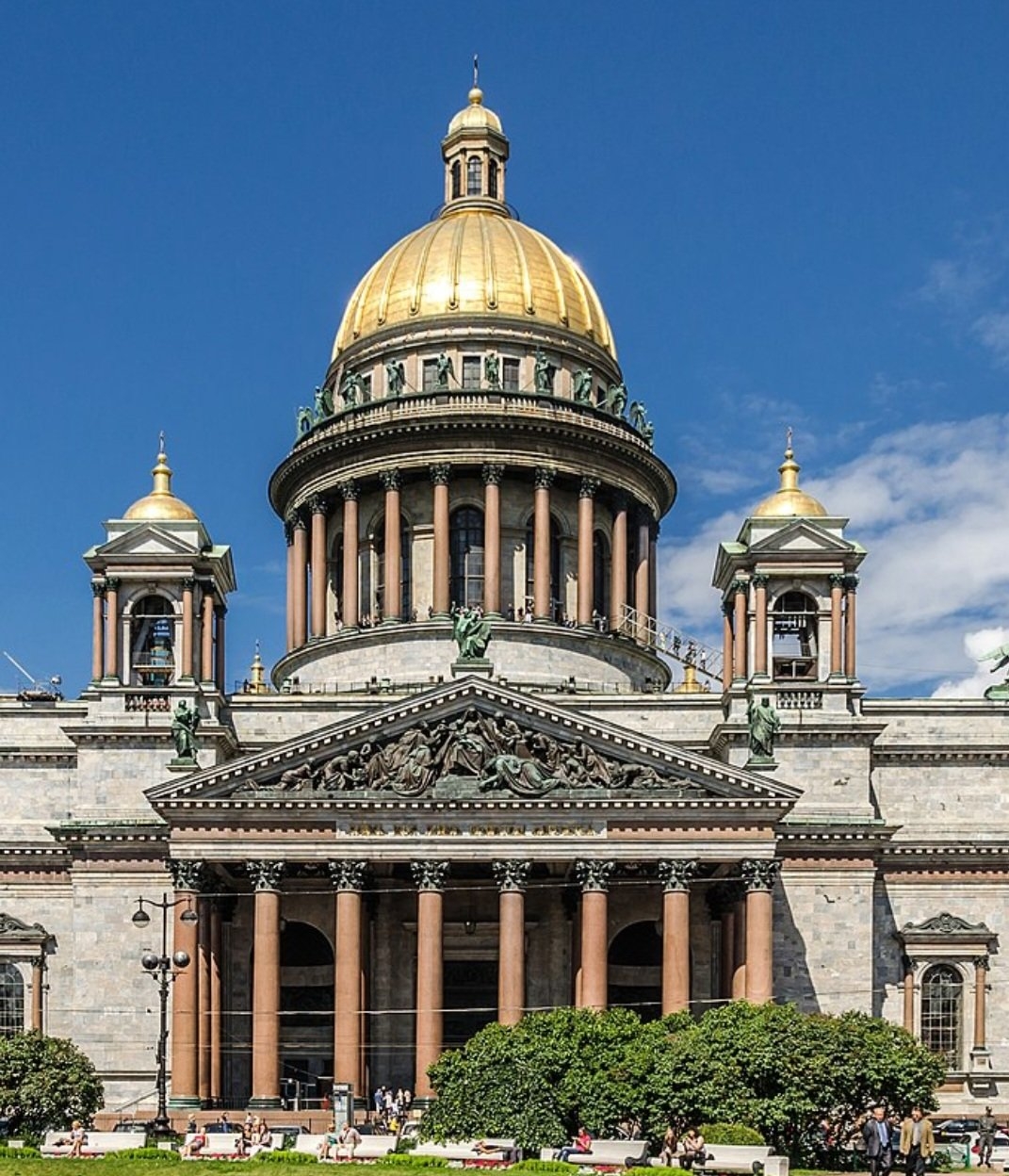 Cúpula do Palácio St. Isaac (antiga catedral - São Petersburgo, Rússia) - Esta cúpula dourada é uma das mais majestosas da Rússia, com uma vista impressionante sobre a cidade. A cúpula é decorada com doze estátuas de anjos por Josef Hermann.  Reprodução: Flipar