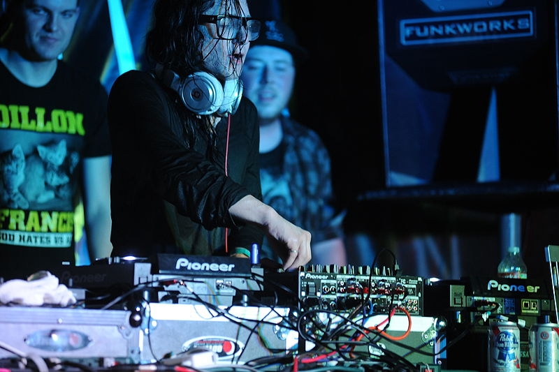 Skrillex - O DJ fez shows solos nas edições de 2012 e 2015, além de apresentação ao lado de Diplo, na dupla Jack Ü, em 2016. 
 Reprodução: Flipar