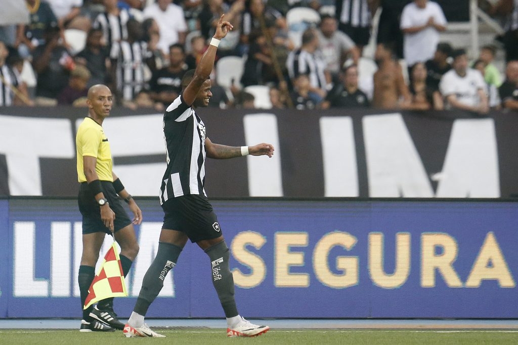 Com gol de Júnior Santos, Botafogo vence Sampaio Corrêa e reassume liderança do Cariocão Luhan Santos Alves