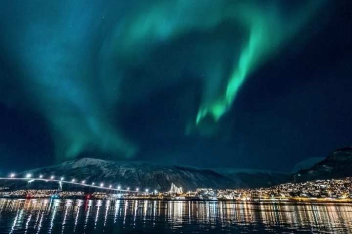 Feliz ressalta que as luzes do norte são espetaculares na Noruega, que fica acima do Círculo Ártico e dentro da alta faixa de visibilidade auroral.