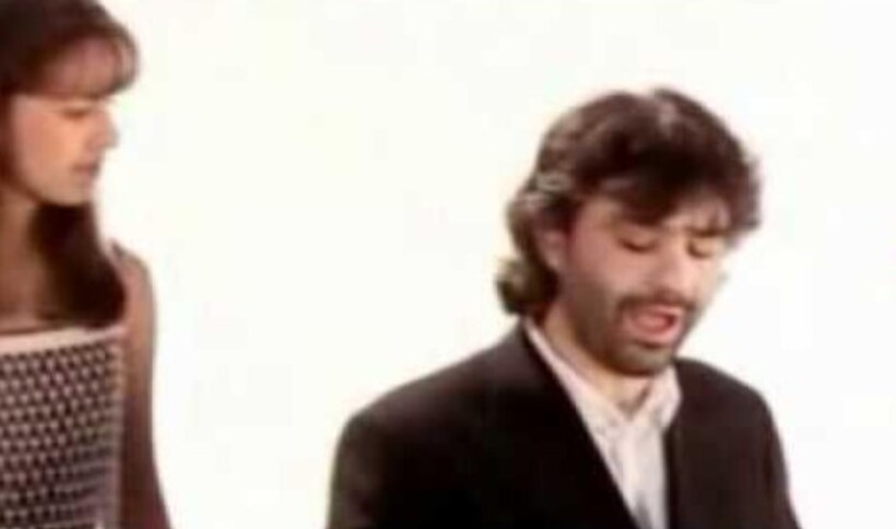 No Brasil, Bocelli ficou bastante conhecido pela gravação de um dueto justamente com Sandy em “Vivo per Lei”.
 Reprodução: Flipar