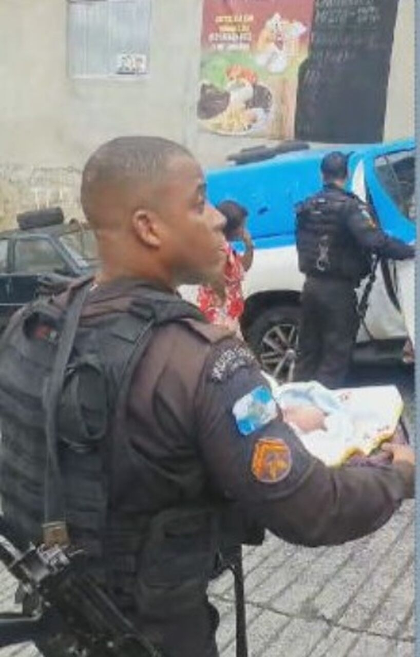 Em seguida, policiais da UPP da comunidade foram até o local e encontraram a criança com Cauane Malaquias da Costa, de 19 anos.