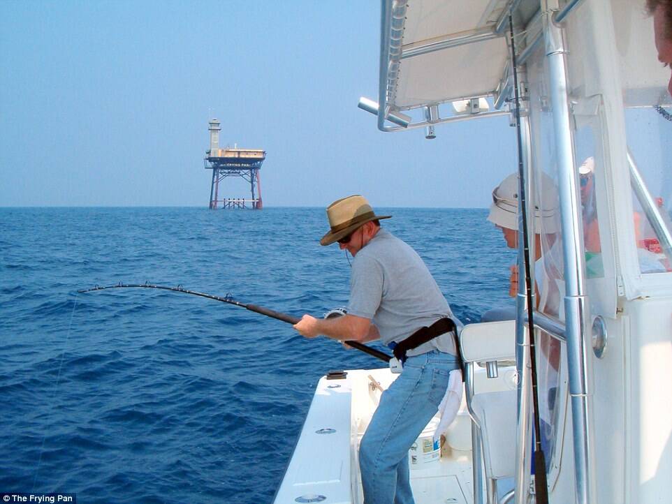Além de apreciar a vista, os hóspedes também podem descer até a superfície para praticar mergulho ou pesca. Foto: Divulgação