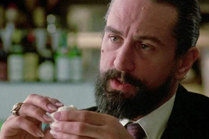 Além de engordar ou emagrecer drasticamente, ele já aprendeu a falar diferentes idiomas, praticou artes marciais e até mesmo passou um tempo trabalhando em uma churrascaria para se preparar para um papel. Reprodução: Flipar
