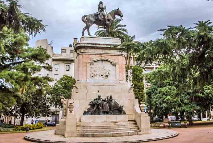 Inaugurada em 1890, a Plaza Zabala ocupa o espaço que abrigava a Casa do Governo, demolida durante a ditadura de Lorenzo Latorre, em 1880, no bairro da Ciudad Vieja (Cidade Velha). O fundador de Montevidéu, General Bruno Mauricio de Zabala, é homenageado por um monumento equestre do escultor Lorenzo Coullaut Valera, inaugurado em 1924, no centro da praça. Reprodução: Flipar