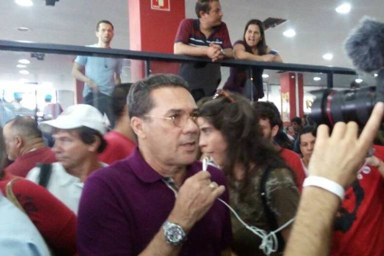 O técnico Vanderlei Luxemburgo foi até o Sindicato dos Metalúrgicos do ABC para apoiar o ex-presidente Lula. Foto: Reprodução