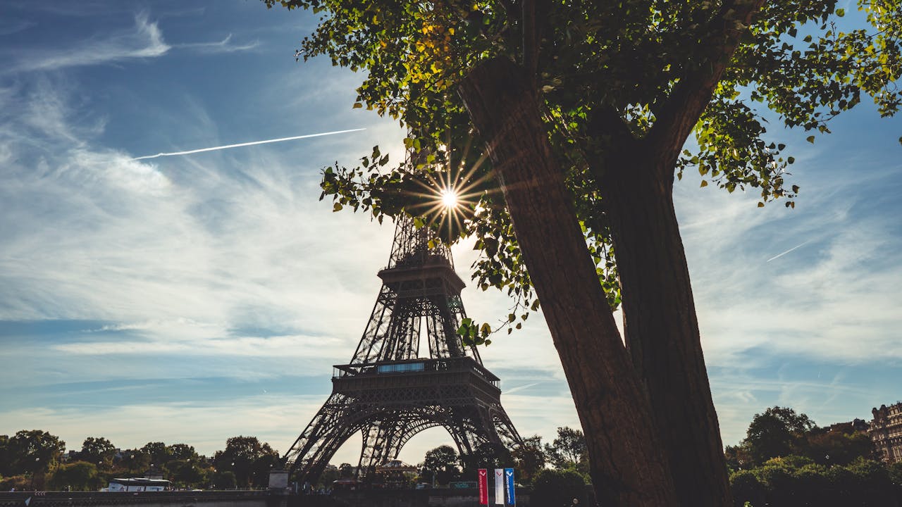 Torre Eiffel: nenhuma visita a Paris está completa sem admirar a icônica Torre Eiffel. Aproveite para subir até o topo e apreciar uma vista panorâmica deslumbrante da cidade. Chait Goli/Pexels