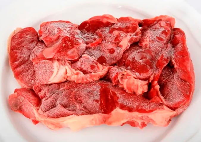 Produtos populares como leite, azeite de oliva e mel são frequentemente adulterados para aumentar lucros e reduzir custos. Veja a seguir os alimentos que são alvo de fraudes com maior frequência em escala global. . Reprodução: Flipar