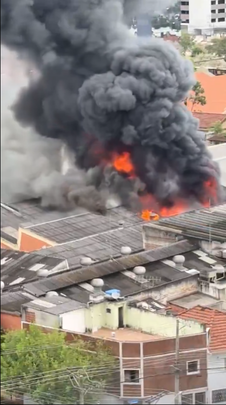 Incêndio atinge fábrica de flores artificiais na Mooca, em São Paulo. Foto: Twitter/X