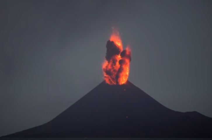 Uma preocupação na Indonésia é com o Anak Krakatoa.  Em 2018, a cratera do vulcão desabou parcialmente, após uma enorme erupção que levou a um tsunami que matou mais de 400 pessoas. Reprodução: Flipar