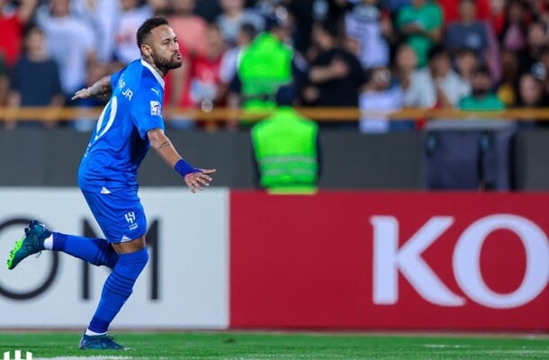 Enfim, saiu o primeiro gol de Neymar com a camisa do Al Hilal. O atacante brasileiro fez o segundo gol dos sauditas, na vitória por 3 a 0 sobre o Nassaji Mazandaran, em Teerã, no Irã. Foto: Divulgação Al Hilal