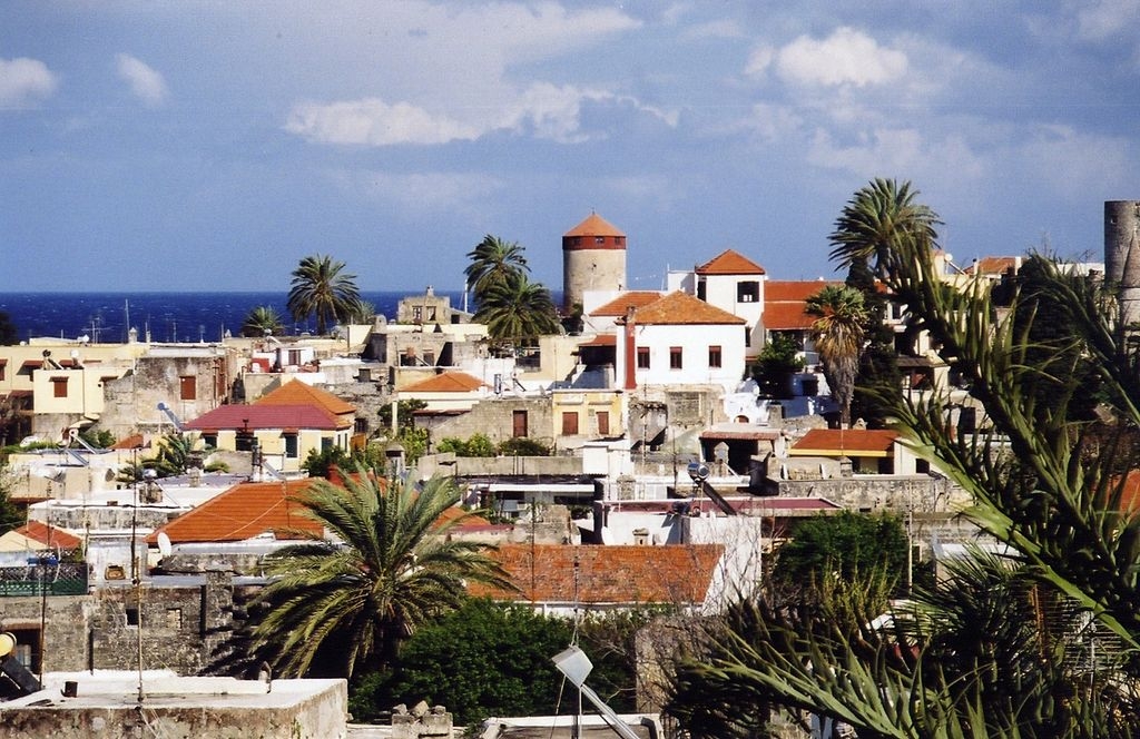  Rodes (Grécia) - É a maior de um grupo de ilhas do Dodecaneso, no mar Egeu. Patrimônio histórico da humanidade. Fundada em 408 a.C. tem ruínas antigas, belas praias e o Palácio dos Grandes Mestres. Tem cerca de 53 mil moradores.   Reprodução: Flipar