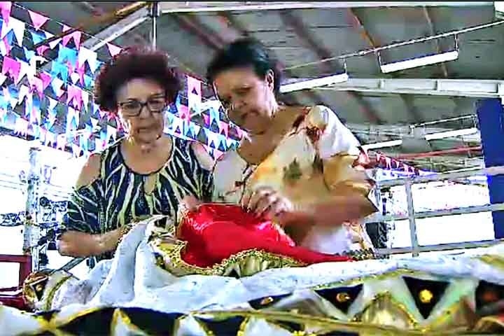Nesse processo, costureiras, aderecistas e outros profissionais trabalham para que as reproduções fiquem bem perto do que foi apresentado nos croquis. Em outras palavras, o foco é que boa parte das ideias do carnavalesco sejam empregadas.  Reprodução: Flipar