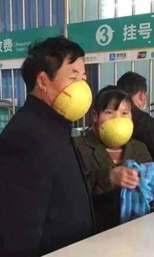 Casal usa metade de melão no rosto como máscara improvisada. Foto: Reprodução/Twitter