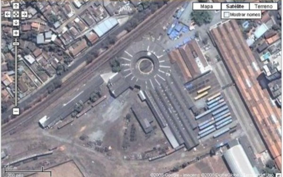 Três Rios (RJ): A rotunda de Três Rios, antiga Entre Rios, foi construída fora do pátio principal da estação. Na década de 2010, ainda era utilizada pela empresa T-Trans para reformas ferroviárias.  Segundo especialistas, a estrutura perdeu características originais. O girador é o único elemento preservado, já que telhado e paredes foram descaracterizados ao longo das décadas.. Foto: Reprodução/Estações Ferroviárias do Brasil