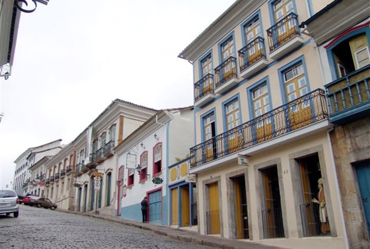 A rua brasileira é a Conde de Bobadela, que fica na cidade de Ouro Preto, em Minas Gerais. O local agrada aos turistas, tanto de dia quanto à noite. A rua é rica em restaurantes e lojas de artesanato. Reprodução: Flipar