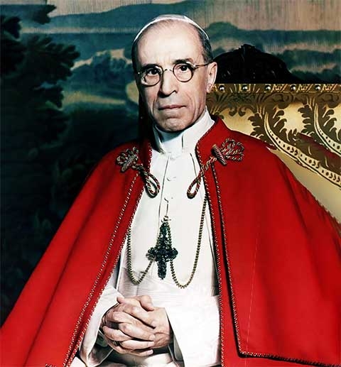 No período do pontificado de Pio XII o planeta viveu o drama da Segunda Guerra Mundial (1939 - 1945) e sua figura ainda hoje é envolta em controvérsia pelo que muitos historiadores consideram cumplicidade da cúpula da igreja com o holocausto (assassinato em massa de judeus). 
 Reprodução: Flipar