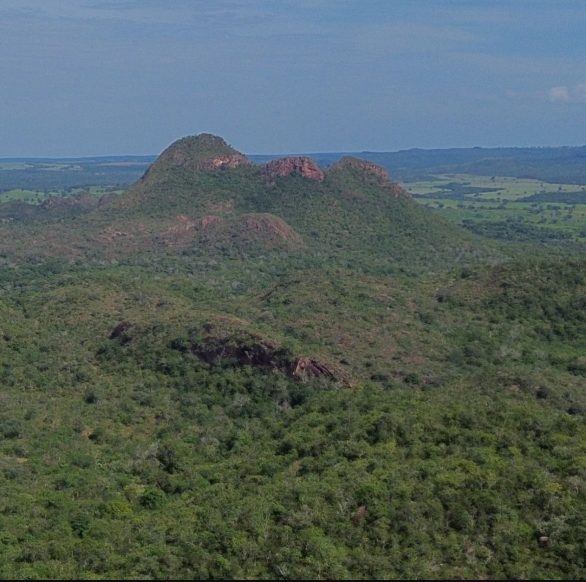Trata-se do Domo de Araguainha, localizado na divisa entre os estados de Mato Grosso e Goiás. Reprodução: Flipar