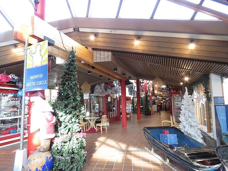 A Vila do Papai Noel de Rovaniemi é formada por um complexo de chalés com hotel, restaurantes, lojas e diversas atrações relacionadas ao imaginário natalino.  Reprodução: Flipar