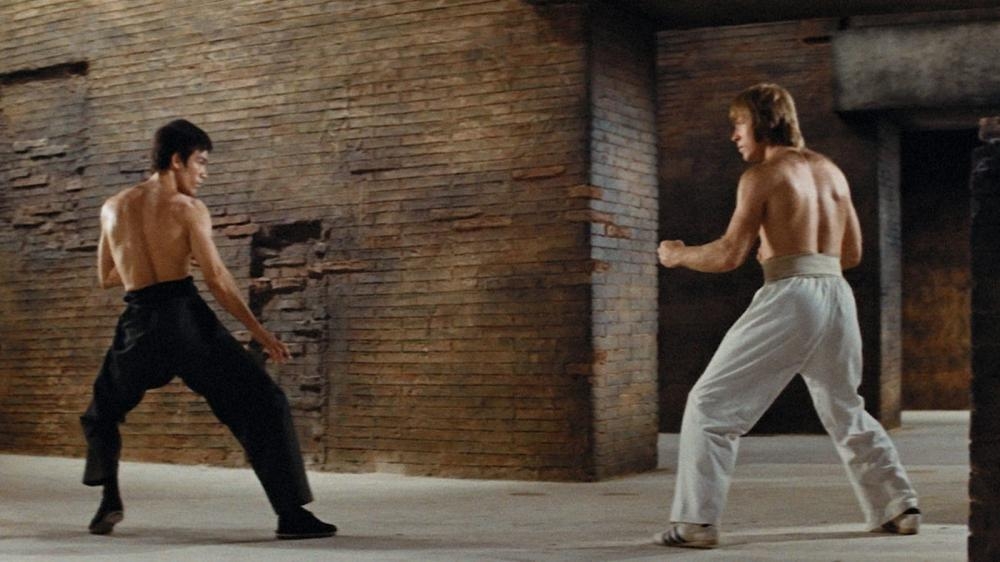 Em um evento de artes marciais, conheceu o ator Bruce Lee, que o convidou para estrelar o filme “O Voo do Dragão”, escrito e produzido em 1972, pelo próprio Lee. A partir de uma cena em que ambos lutam no Coliseu, em Roma, Norris passou a ter aulas de representação na Metro-Goldwyn-Mayer. Reprodução: Flipar