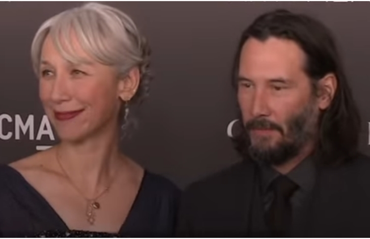 Somente em 2022, Keanu apareceu em público com seu novo amor, assumindo a relação com a artista plástica Alexandra Grant, que mantém cabelos brancos e foge do padrão de beleza de Hollywood.  Reprodução: Flipar