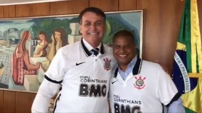 Bolsonaro participa de partida beneficente de futebol em Santos, Política