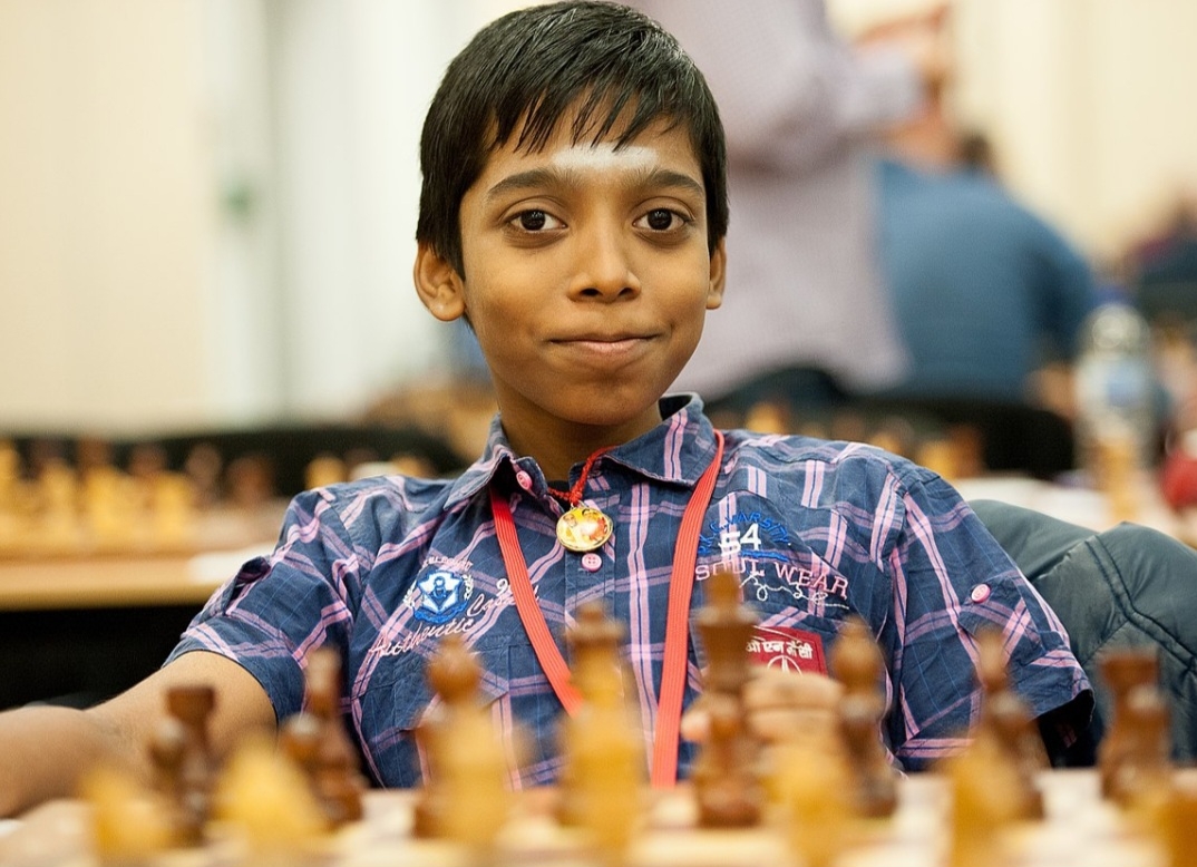 Rameshbabu Praggnanandhaa conseguiu esse título aos 10 anos de idade.Em 2023, aos 16 anos, o jovem fez uma  final com o melhor jogador do mundo, Magnus Karlsen. O menino perdeu no jogo, mas chegou lá. Reprodução: Flipar