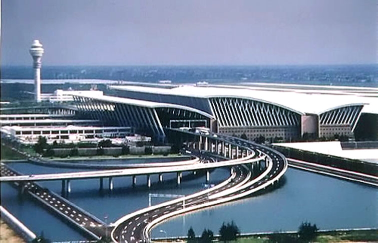 8° Aeroporto Internacional de Shanghai Pudong – China - Inaugurado em 1999. Tem 39 km². É o aeroporto mais importante de Shanghai. Um Transrapid fez o 1º trajeto comercial do mundo entre esse aeroporto e a estação de metrô Long Yang (viagem inaugural em 2002). O maglev atinge 431 km/h a uma distância de 30 km. Reprodução: Flipar