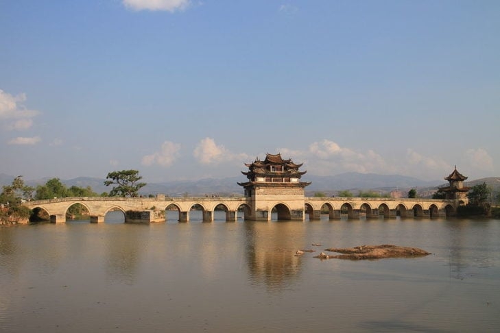 Construída durante a dinastia Ming, a Ponte de Pedra de Shuanglong é conhecida por sua arquitetura tradicional e pela técnica avançada de construção em pedra.  Reprodução: Flipar