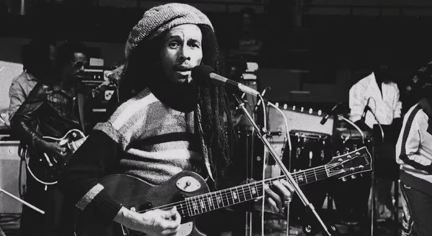 Em 1967, Bob  passou a compor músicas voltadas para temas sociais e espirituais. Simplificou o nome do grupo para Wailers. Bob ganhava projeção no Caribe com letras de paz, protesto e engajamento social que destoavam do rock da época.  Reprodução: Flipar