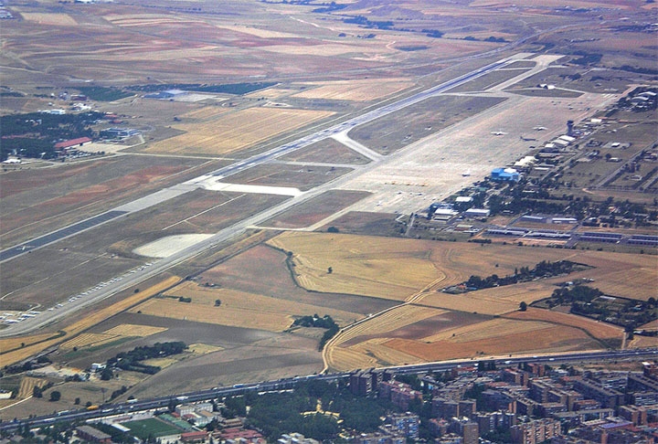 9º - O Aeroporto Torrejon fica em Madrid, capital espanhola. O principal aeroporto, obviamente, é o internacional de Barajas. Mas o grande diferencial de Torrejon é o investimento militar, que lhe permite ter uma pista com 4.818 metros.  Reprodução: Flipar