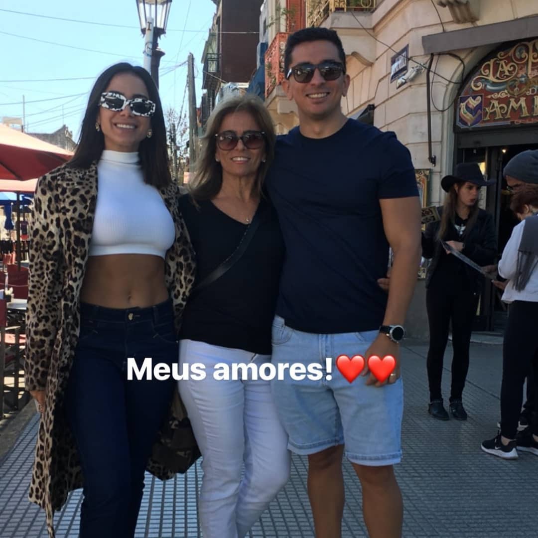 Anitta posa para foto com mãe. irmão Reprodução/Instagram