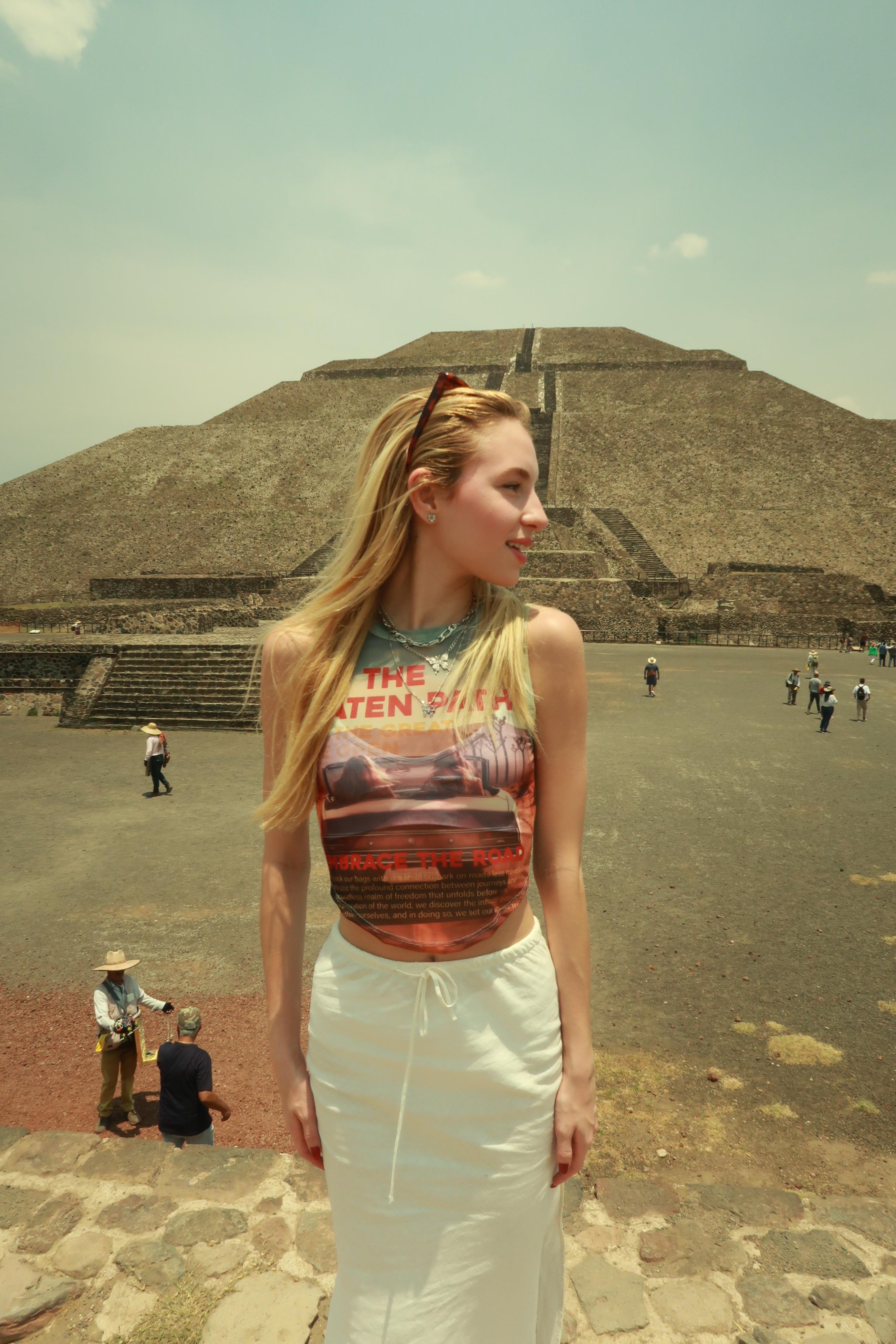 Fernanda Schneider em visita à Pirâmide da Lua. Foto: Reprodução/Arquivo pessoal