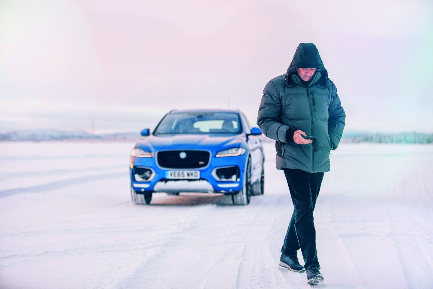 José Mourinho deixa o volante do Jaguar F-Pace. Foto: Divulgação