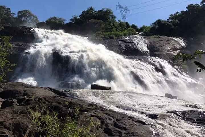 A Cascata das Antas é um belo cenário natural cercado pela mata da Serra da Mantiqueira. A queda d’água impressiona pela força e pela paisagem ao redor, formada por pedras, árvores e trilhas leves que levam até mirantes e pontos para descanso. Reprodução: Flipar