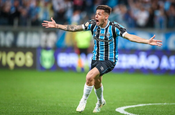 Besozzi - Não foi bem no primeiro tempo e acabou saindo no intervalo. Deixou de dar passe para Suárez sozinho na etapa inicial com o uruguaio livre para marcar - NOTA 5,5 - Foto: Lucas Uebel/Grêmio