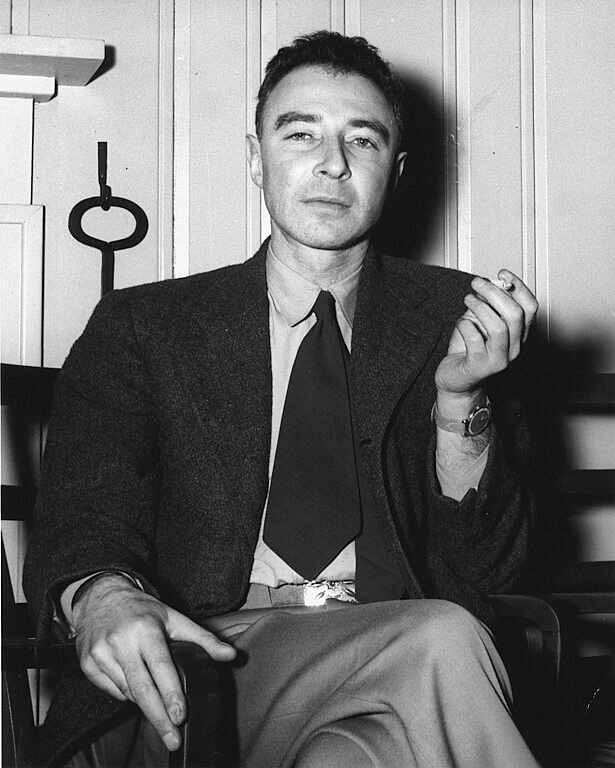 Na vida real, Robert Oppenheimer estudou física em algumas das mais prestigiadas universidades dos Estados Unidos e da Europa, incluindo Harvard e Cambridge.  Reprodução: Flipar