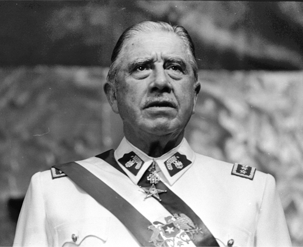 Augusto Pinochet (1915-2006) - Assumiu a presidência do Chile com um golpe de estado, em 1973, e conduziu com mão de ferro a política do país, ordenando perseguições, torturas e assassinatos, e agravando a pobreza.  Reprodução: Flipar