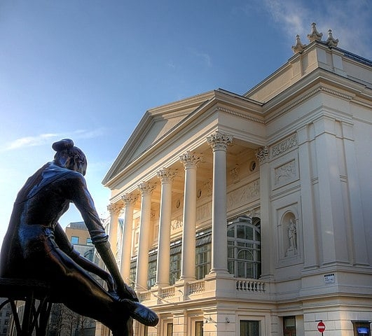 Como consequência, o teatro teve que ser reconstruído, e o novo edifício foi inaugurado em 1812. Esse evento marcou um momento importante na história da Royal Opera House, que passou por várias reformas e reconstruções ao longo dos anos. Reprodução: Flipar