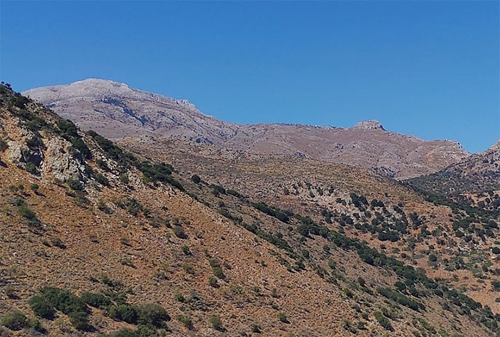 As escavações que levaram à descoberta dos hipopótamos anões foram feitas no monte Katharo, a 1.100 metros de altitude, no departamento de Lasithi, no leste da ilha grega. Reprodução: Flipar