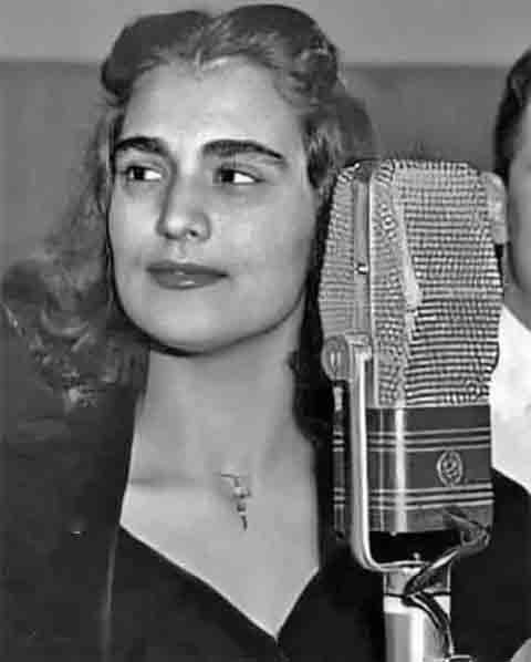 A década de 1950 marcou sua transição para a televisão e para gravações musicais. Na época, ela lançou seus primeiros compactos - “Oh! José” e “Quem Foi que Disse”. Também começou a trabalhar em emissoras de TV, participando de programas musicais. 
. Foto: Reprodução: Flipar