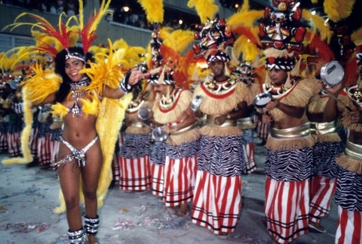 A influência da bateria vai além do quesito de percussão. A marcação rítmica precisa e a intensidade controlada da bateria têm um impacto direto no andamento do desfile, influenciando a evolução da escola de samba na avenida. Reprodução: Flipar
