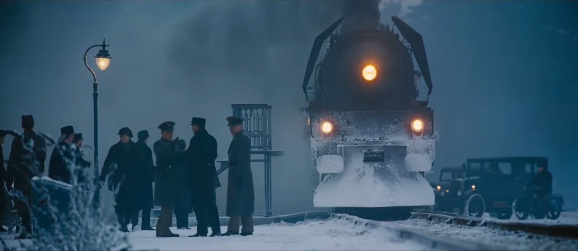 O outro filme da série em que Poirot participa é Assassinato no Expresso Oriente. Lançado em 2017 ( o livro é de 1934), o suspense Dirigido se passa a bordo de um luxuoso trem que viaja de Istambul para Calais durante o inverno dos anos 30.