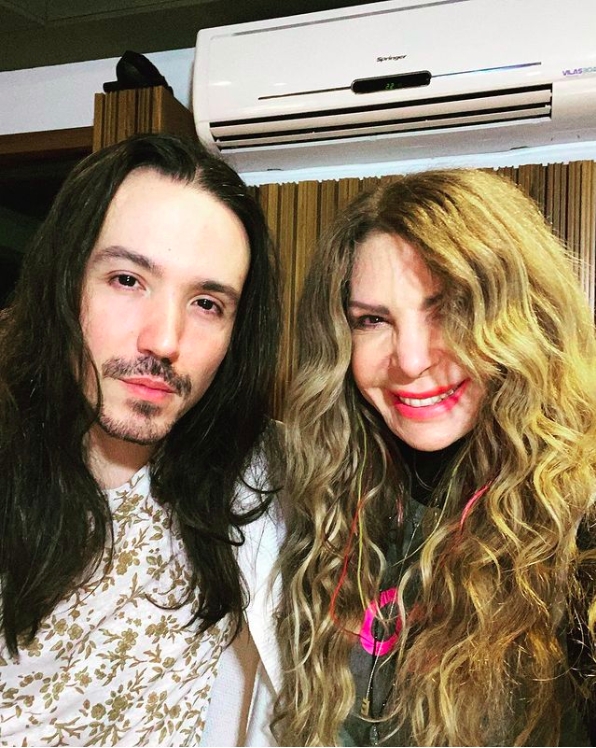 Elba Ramalho - A cantora já era mãe biológica de um filho, Luã, mas queria ser mãe novamente. Depois de descobrir que teria dificuldades para engravidar de novo, Elba decidiu adotar. Reprodução: Flipar