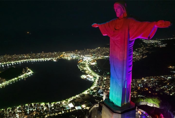 E, pra fechar, o Cristo de vermelho e azul numa campanha do Dia Mundial do Sono. Muita calma - e muita fé - nessa hora. 