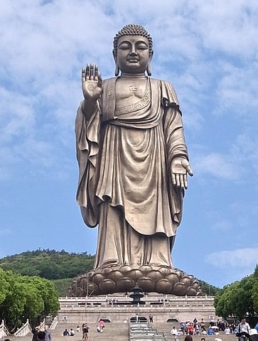 O Grande Buda (China) - 88m - Fica em Ling Shan. É feita de bronze. Foi inaugurada em 1996. Para chegar à estátua, é preciso percorrer uma escadaria com 99 degraus.  Reprodução: Flipar
