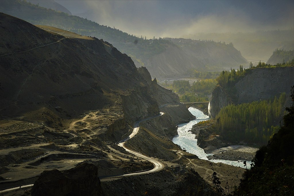 Karakoram Road (Paquistão) -  Liga a capital paquistanesa de Islamabad a Kashgar, na China. São 1.300 km de extensão. Reprodução: Flipar