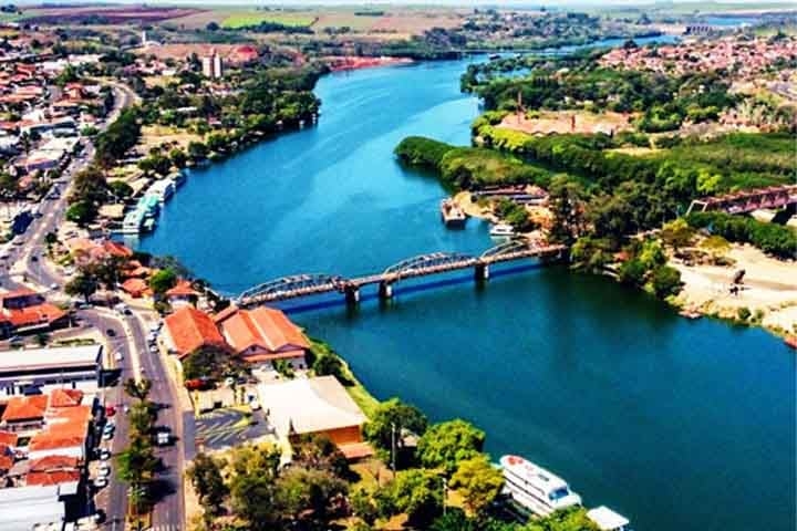 Barra Bonita, que tem o título de “Cidade Simpatia”, está às margens do rio Tietê, cujas águas também marcam a geografia da capital paulista. 
 Reprodução: Flipar