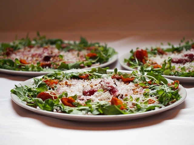 Carpaccio é um prato italiano feito a partir de carne ou de peixe cru, cortado em fatias finas, e é comumente servido como um aperitivo ou antepasto. Entre as verduras que podem compor este prato está justamente o poderoso e saudável agrião.  Reprodução: Flipar