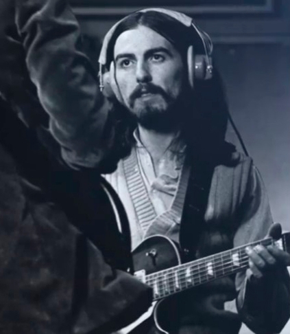 O 13º lugar é de George Harrison. O músico inglês foi guitarrista dos Beatles, uma das maiores bandas de todos os tempos. Ele morreu em 2001, vítima de câncer de pulmão, aos 58 anos. Em 2022, seus herdeiros arrecadaram 12 milhões de dólares (R$ 64,32 milhões). 